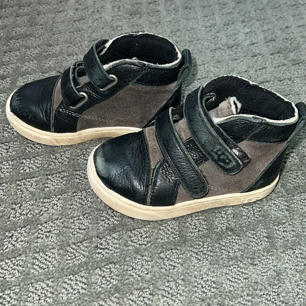 Size 7 baby boy Ugg boots - Picture 2 of 7